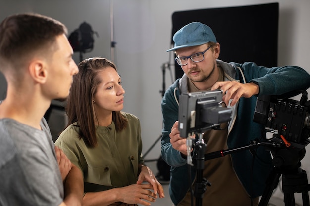 Foto gratuita hombre filmando con una cámara profesional