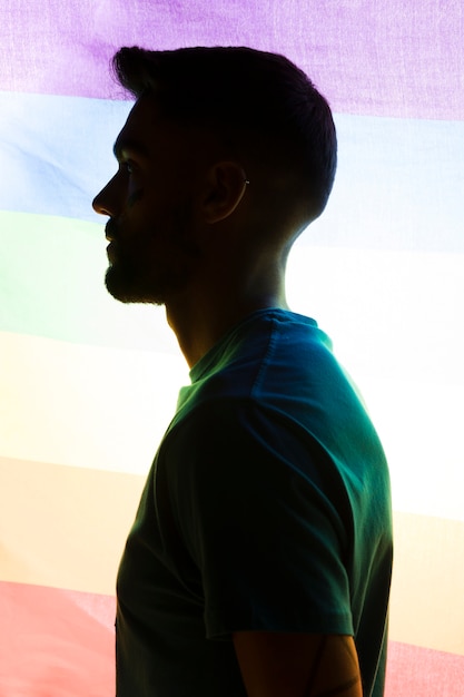 Hombre en el fondo de la bandera del arco iris