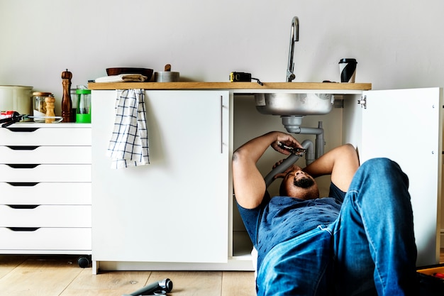 Hombre fontanero fijación fregadero de la cocina