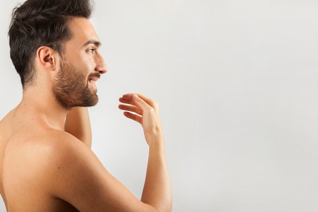 Hombre en forma después de la ducha