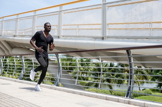 Hombre en forma de disparo completo corriendo al aire libre