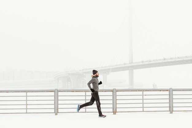 Foto gratuita hombre en forma de disparo completo corriendo solo