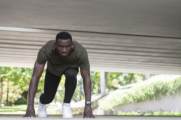 Hombre en forma de disparo completo listo para correr