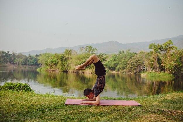 Hombre en forma y haciendo acrobacia