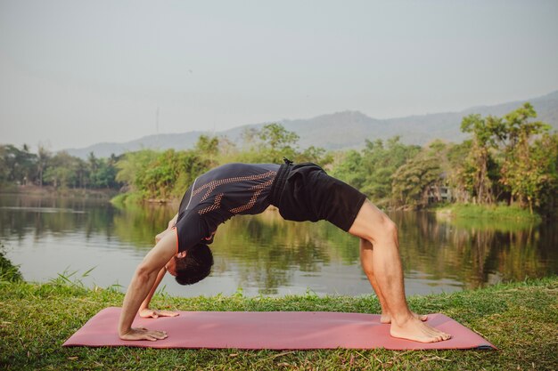 Hombre en forma en pose de yoga con estilo