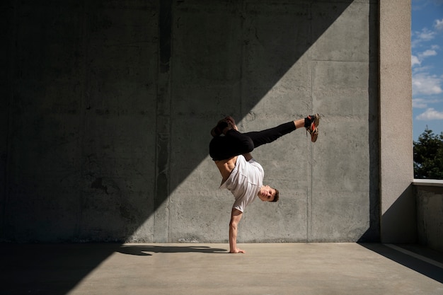 Foto gratuita hombre en forma de tiro completo haciendo entrenamiento de parkour