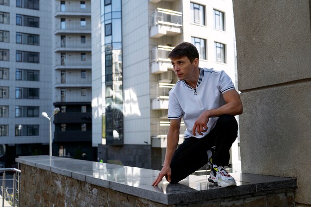 Hombre en forma de tiro completo haciendo parkour