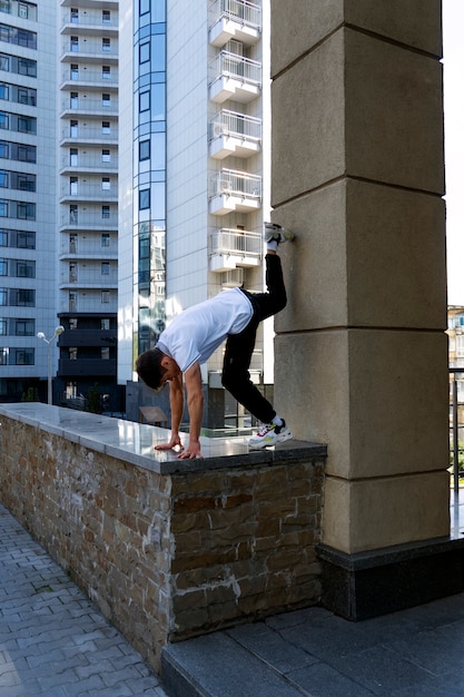 Foto gratuita hombre en forma de tiro completo haciendo parkour