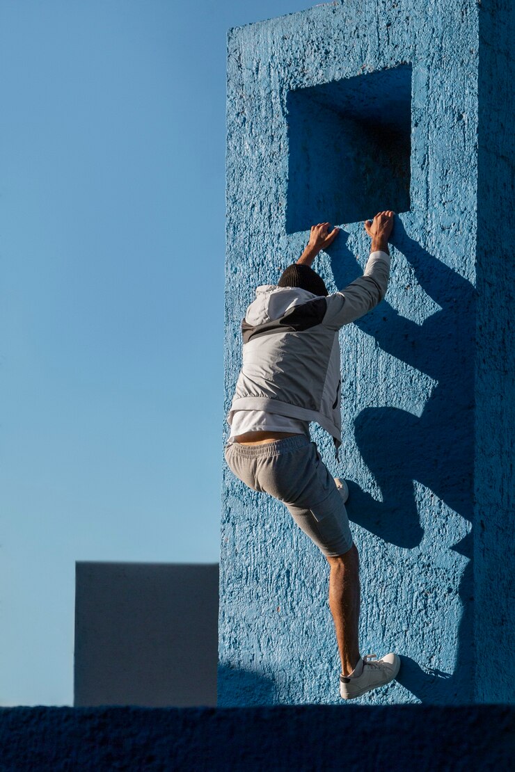 Foto gratuito hombre en forma de tiro completo saltando al aire libre