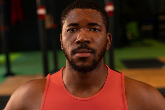 Hombre en forma de vista frontal en el gimnasio