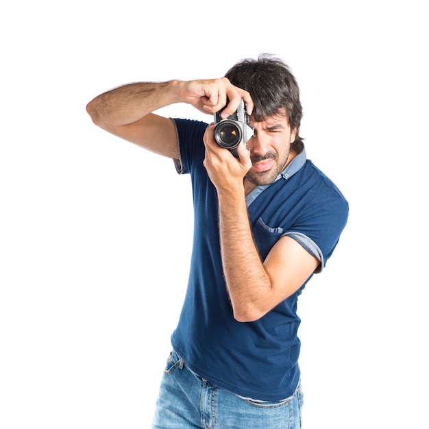 Hombre fotografiando sobre fondo blanco