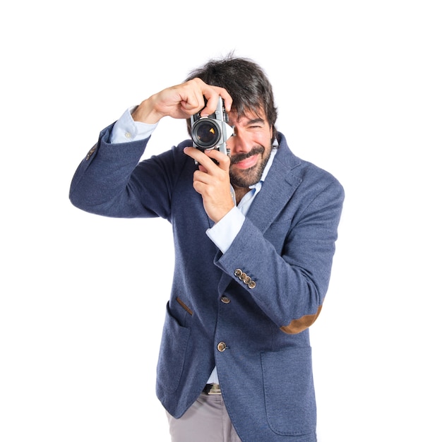 Hombre fotografiando sobre fondo blanco