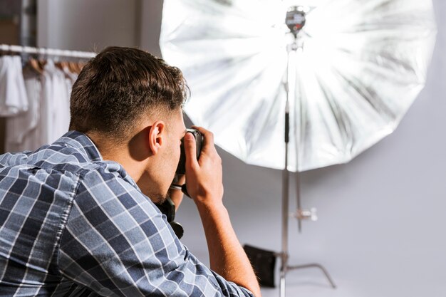 Hombre fotógrafo tomando una foto