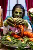 Foto gratuita hombre frankenstein con comida vista frontal