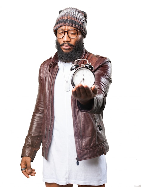 Foto gratuita hombre de frente sosteniendo un reloj despertador