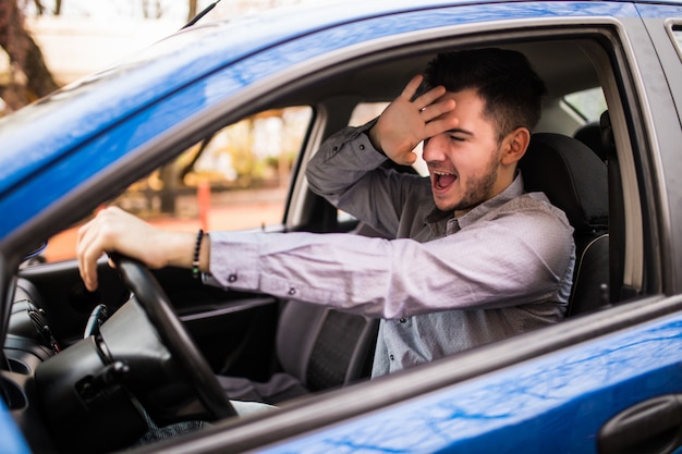 Hombre frustrado conduciendo coche