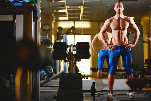 Hombre fuerte con abdominales perfectos