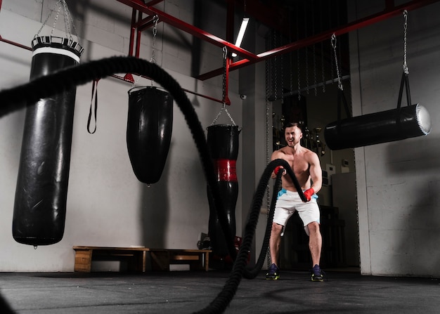 Hombre fuerte entrenando para la competencia de boxeo