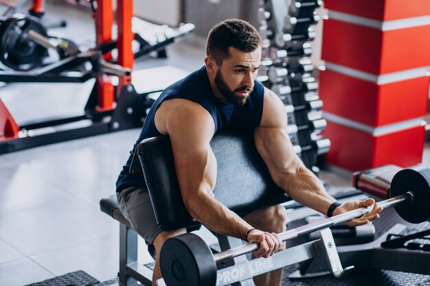 Hombre fuerte entrenando en gimnasio