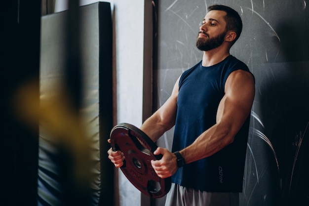 Hombre fuerte entrenando en gimnasio