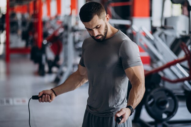 Hombre fuerte entrenando en gimnasio