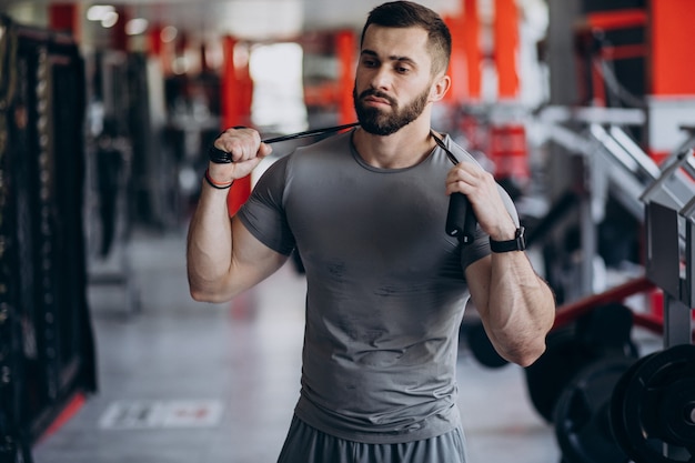 Hombre fuerte entrenando en gimnasio