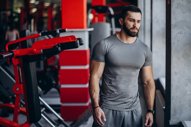 Hombre fuerte entrenando en gimnasio