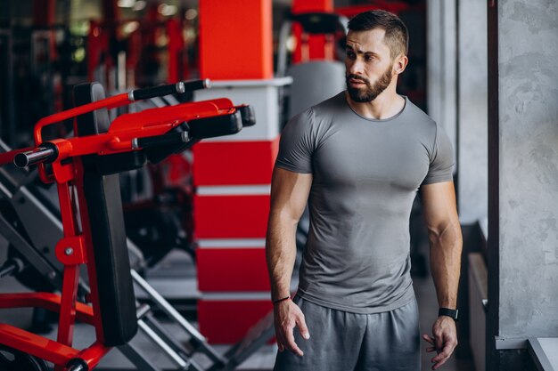 Hombre fuerte entrenando en gimnasio