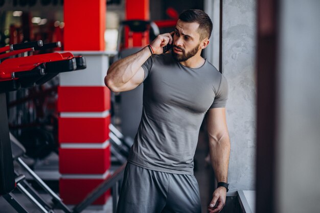 Hombre fuerte entrenando en gimnasio