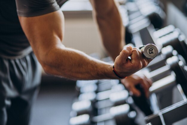 Hombre fuerte entrenando en gimnasio