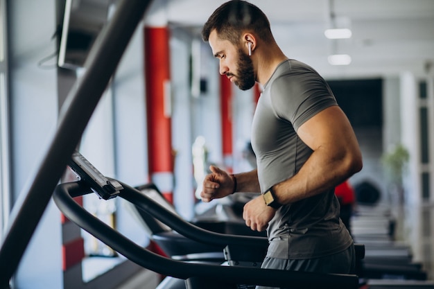 Foto gratuita hombre fuerte entrenando en gimnasio