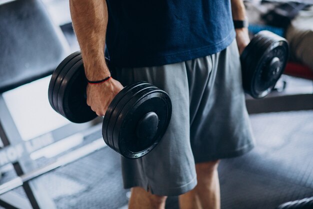 Hombre fuerte entrenando en gimnasio