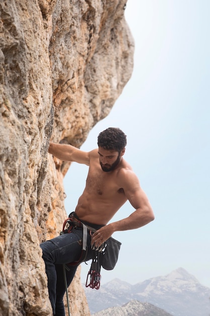 Hombre fuerte escalada en una montaña