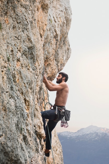 Hombre fuerte escalada en una montaña