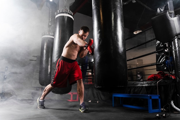 Hombre fuerte con guantes rojos de entrenamiento