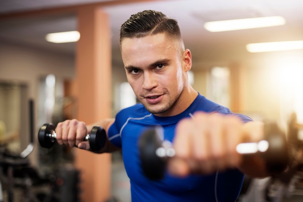 Hombre fuerte y guapo en el gimnasio