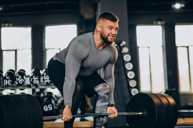 Hombre fuerte haciendo ejercicio en el gimnasio