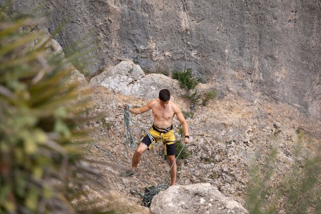 Hombre fuerte preparándose para escalar