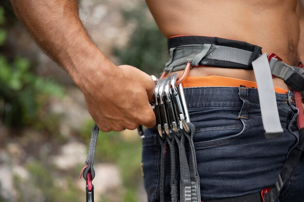 Hombre fuerte preparándose para escalar