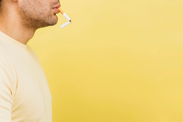 Foto gratuita hombre fumando un cigarrillo con espacio de copia