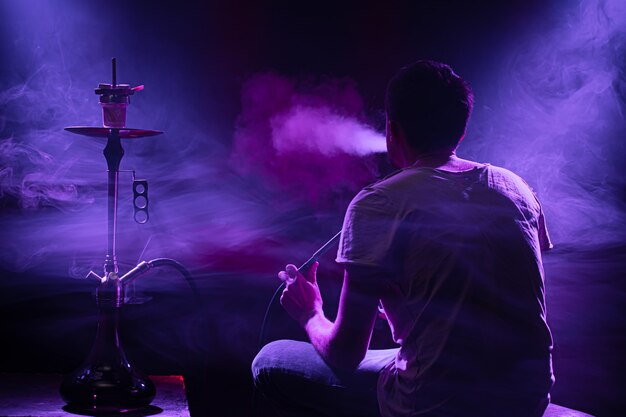 El hombre fumando la clásica shisha