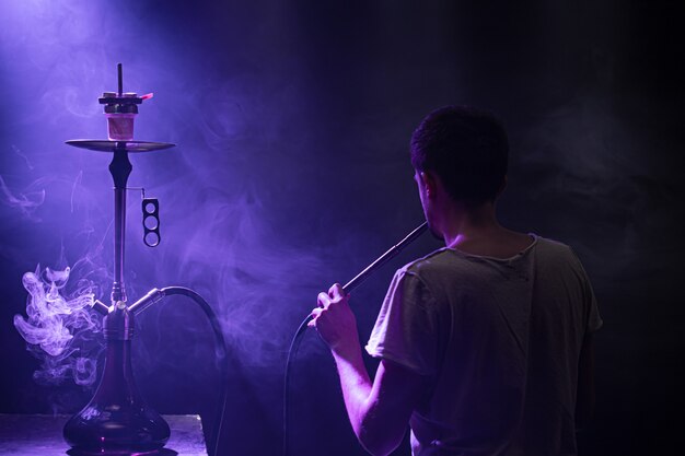 El hombre fumando la clásica shisha