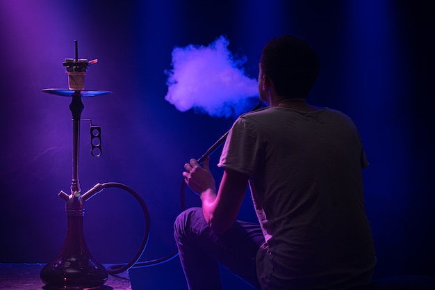 El hombre fumando la clásica shisha