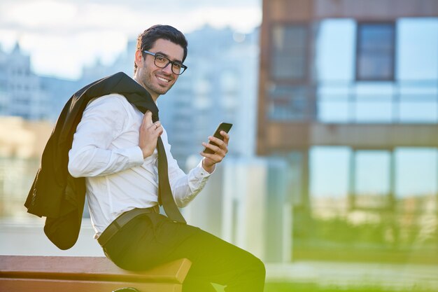 Hombre con gadget