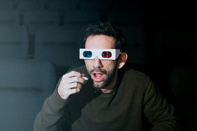 Hombre con gafas 3d en cine