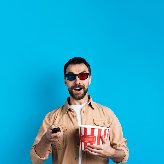 Hombre con gafas y control remoto