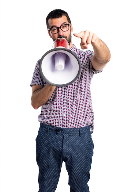 Foto gratuita hombre con gafas gritando por megáfono