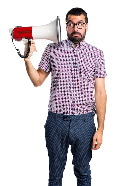 Foto gratuita hombre con gafas gritando por megáfono