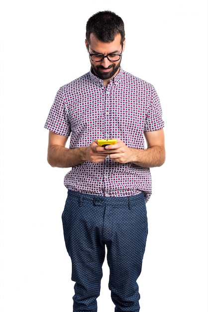 Hombre con gafas hablando con el móvil