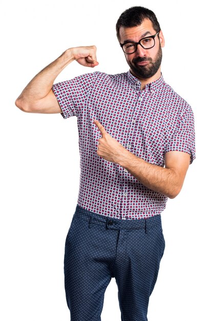 Hombre con gafas haciendo gesto fuerte